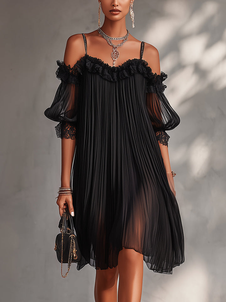 Victoria | Mini robe noire en mousseline avec épaules dénudées et bords en dentelle
