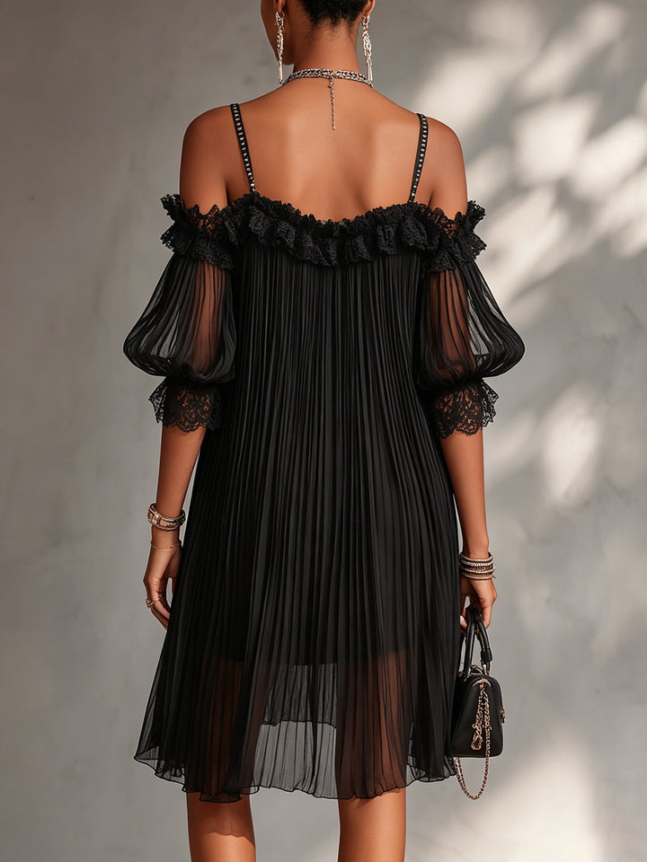 Victoria | Mini robe noire en mousseline avec épaules dénudées et bords en dentelle