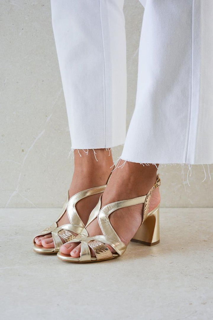 Talons larges cut-out peep toe brillants au design irrégulier
