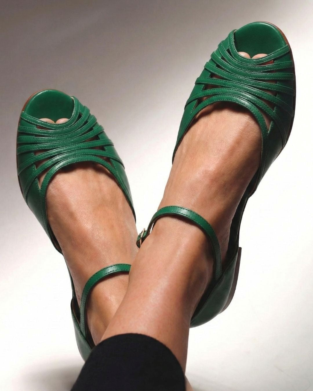 Sandales peep toe tressées basses Vertes avec bride à la cheville