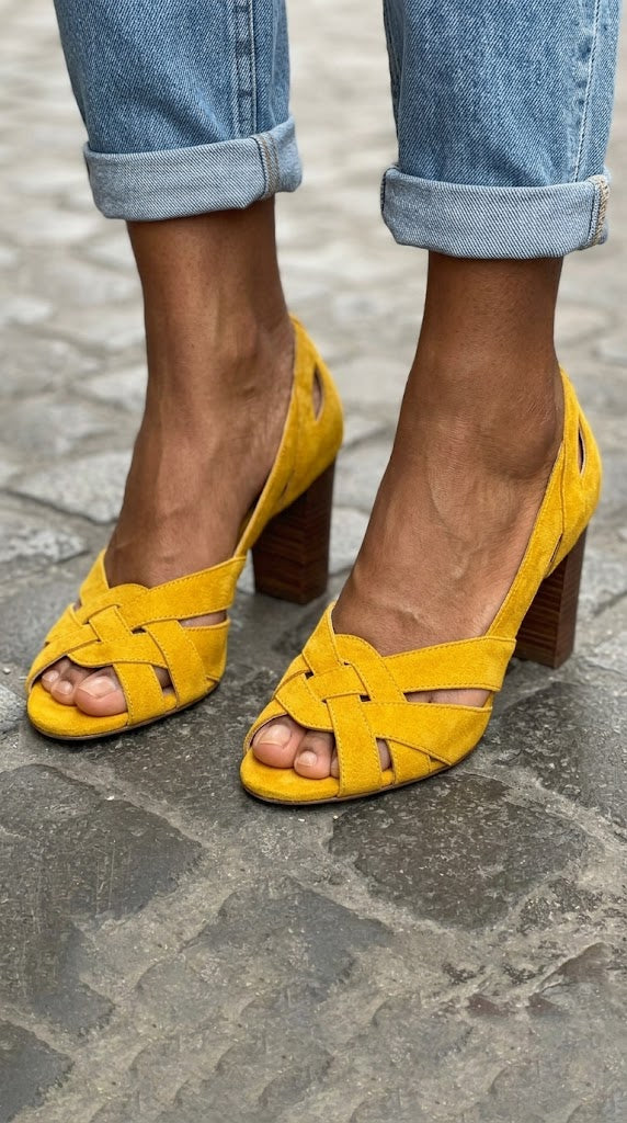 Talons bloc cut-out peep toe entrelacés en daim Moutarde
