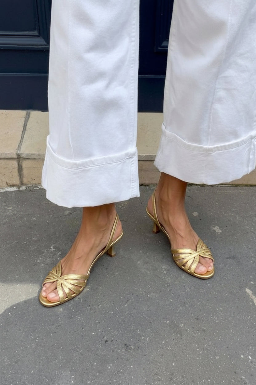 Sandales slingback métallisées avec des brides croisées et un talon kitten