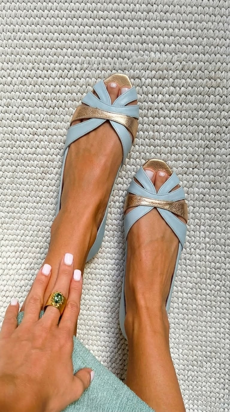 Ballerines perforées Bleu Poudre et Or métallisé à bout ouvert