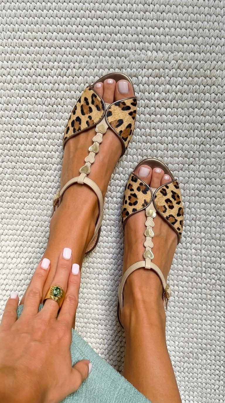 Sandales peep toe imprimé léopard Or en veau avec bride T et cœur