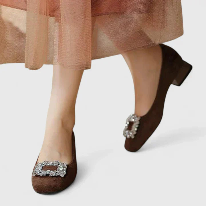 Julianyssa | Escarpins à talon bas et boucle strass