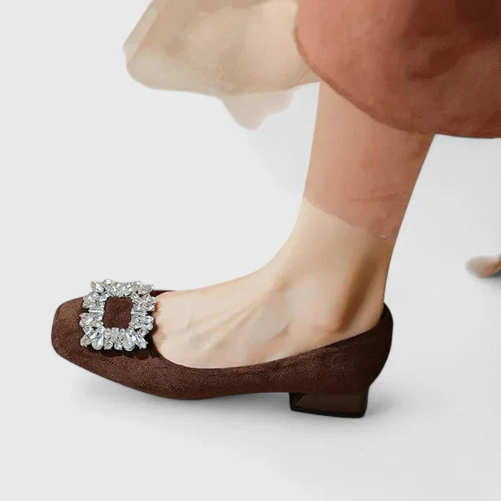 Julianyssa | Escarpins à talon bas et boucle strass