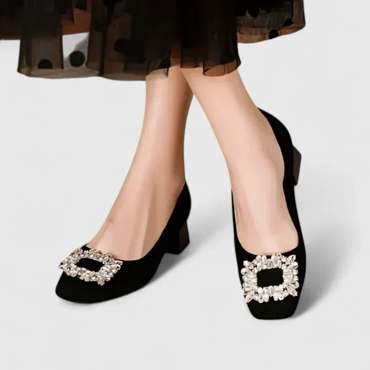 Julianyssa | Escarpins à talon bas et boucle strass