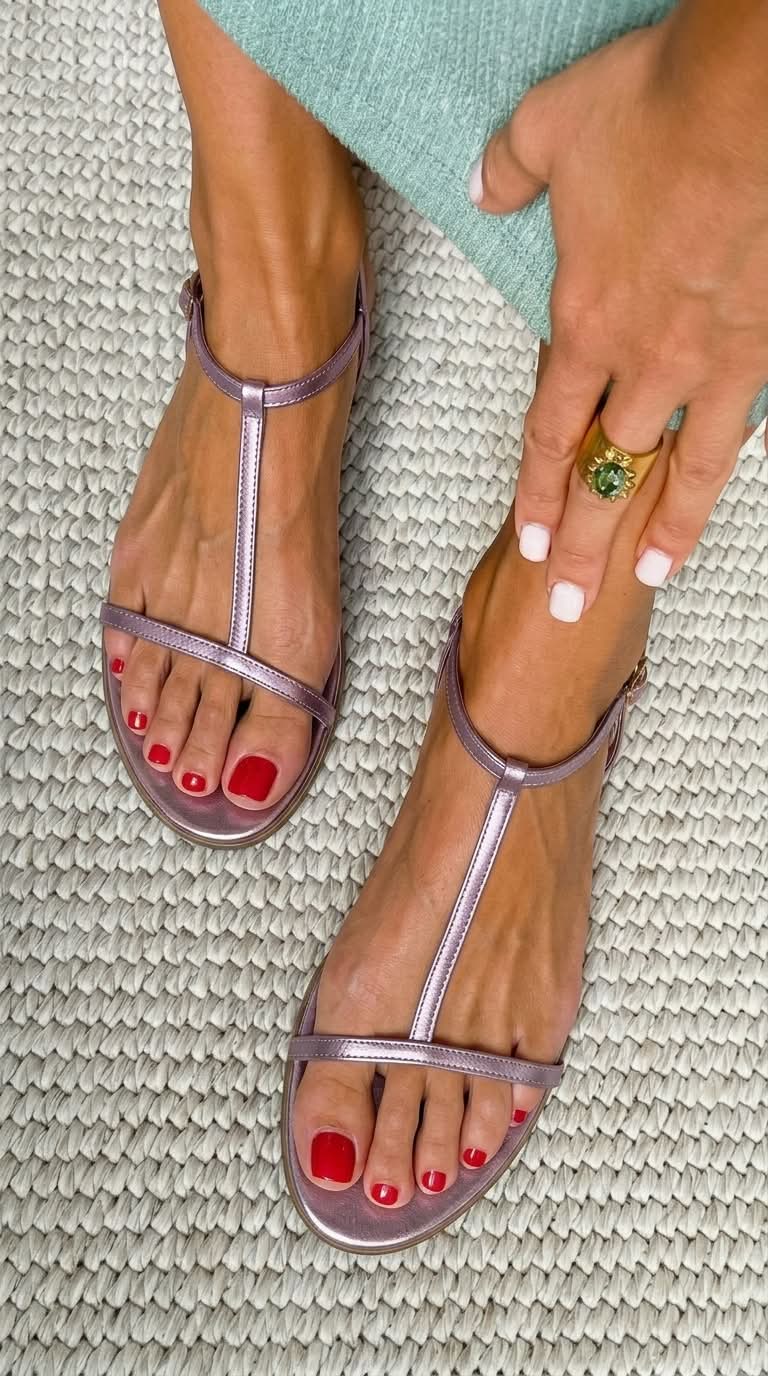 Sandales métalliques d'été basses avec bride en T