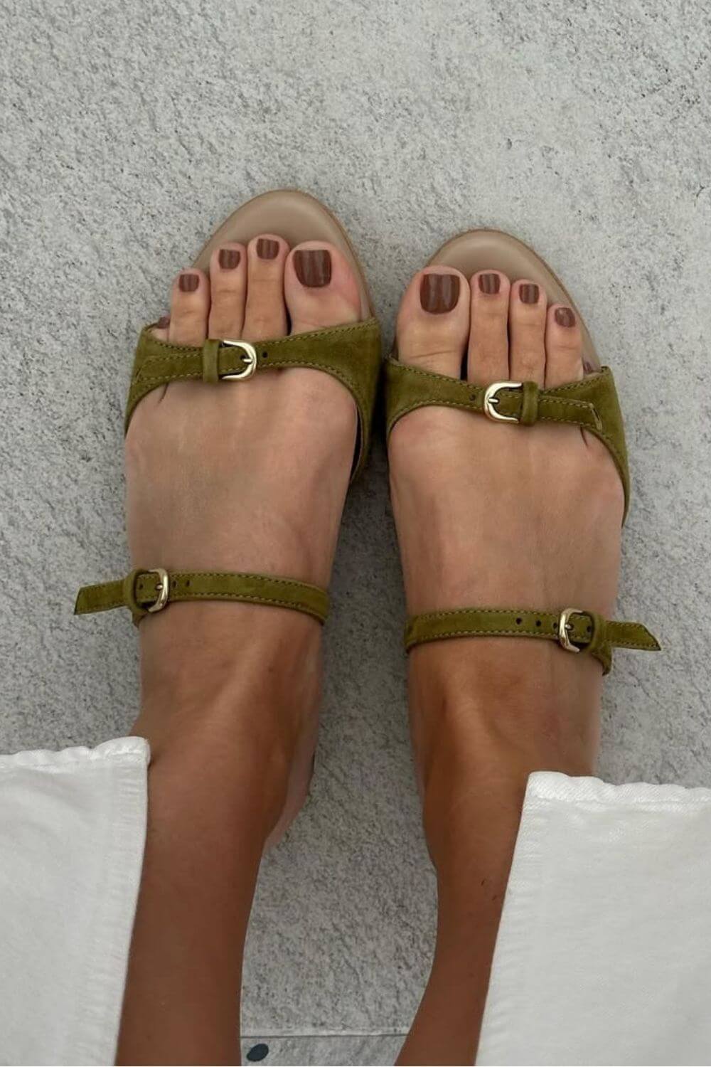 Sandales peep toe en daim avec boucle et lanières