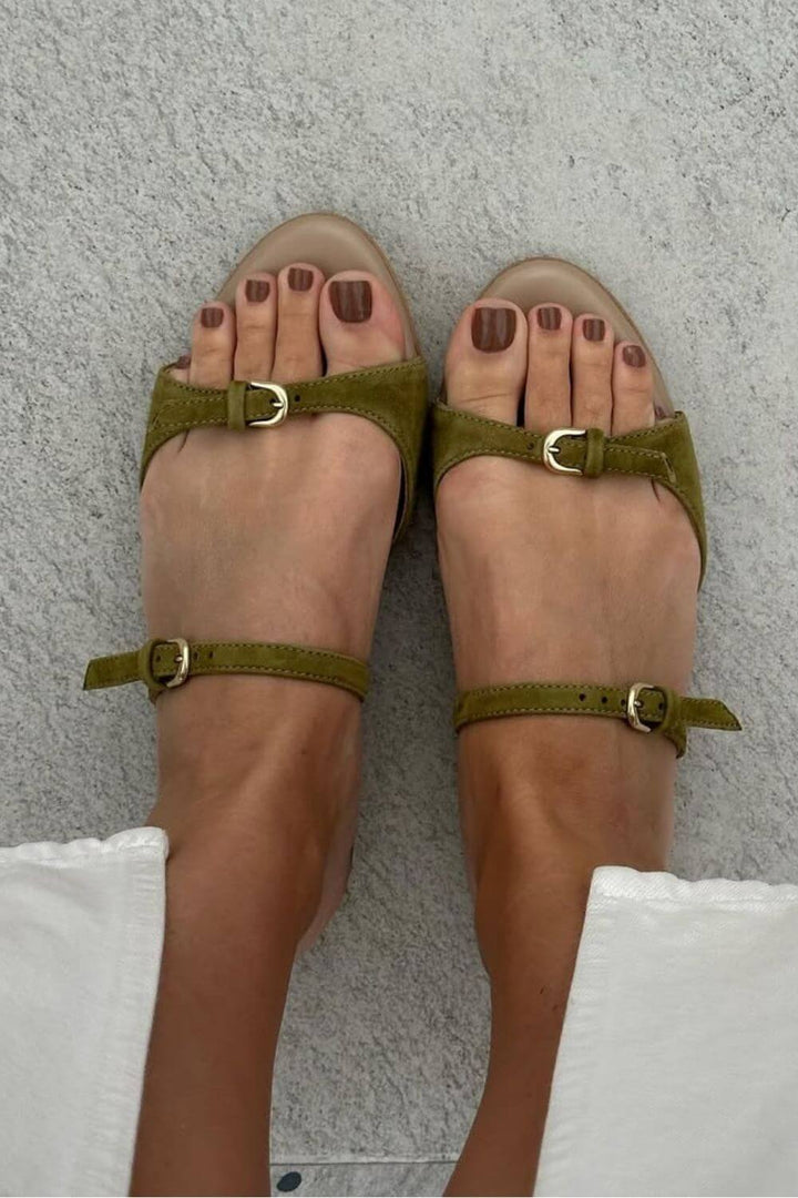 Sandales peep toe en daim avec boucle et lanières