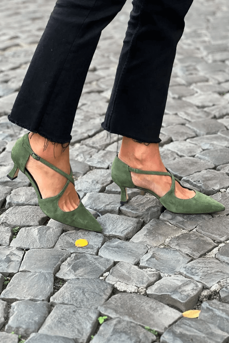 Talons kitten en daim vert à bout pointu avec des brides croisées