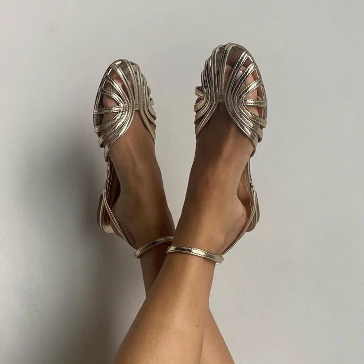 Ballerines découpées à bout rond unies avec bride de cheville