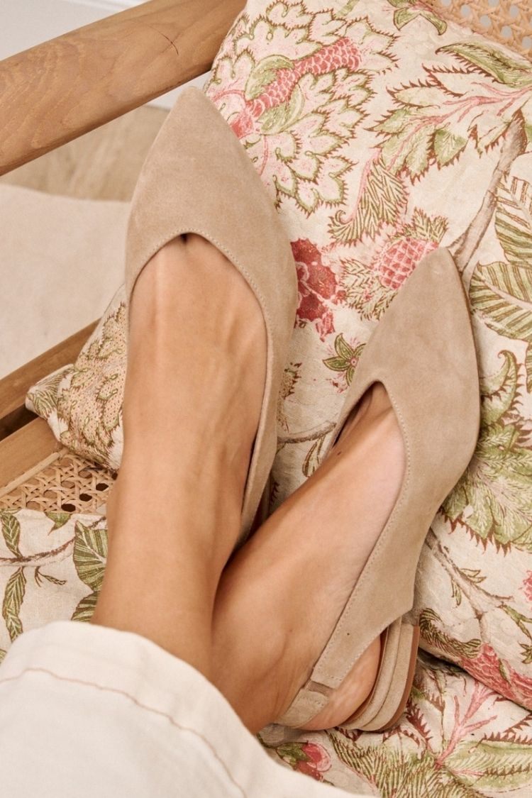 Ballerines à talon ouvert en daim beige à bout pointu