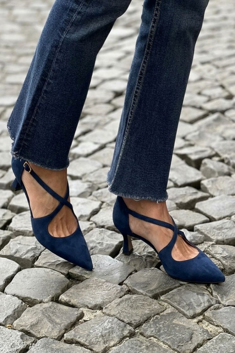 Talons bas kaki à bout pointu unis avec boucle et brides croisées