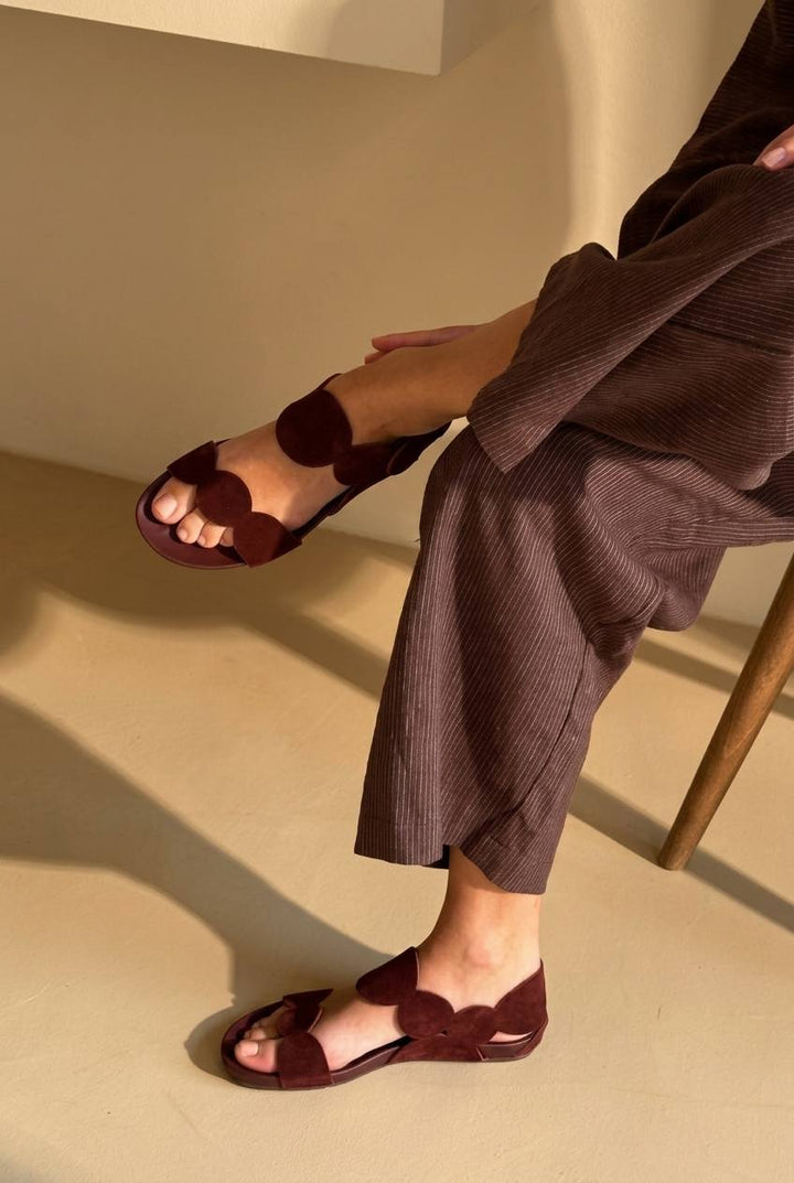 Sandales boho d'été basses Bordeaux avec ceinture festonnée