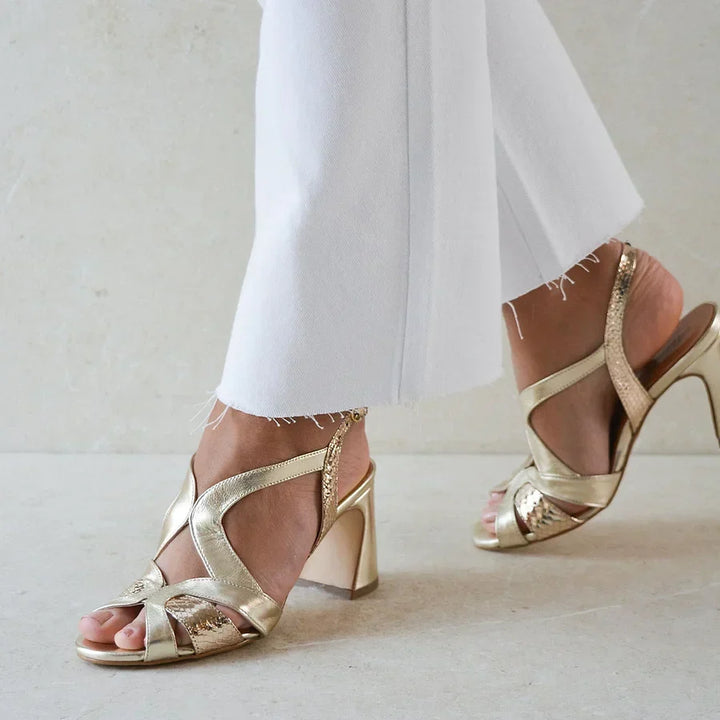 Talons larges cut-out peep toe brillants au design irrégulier