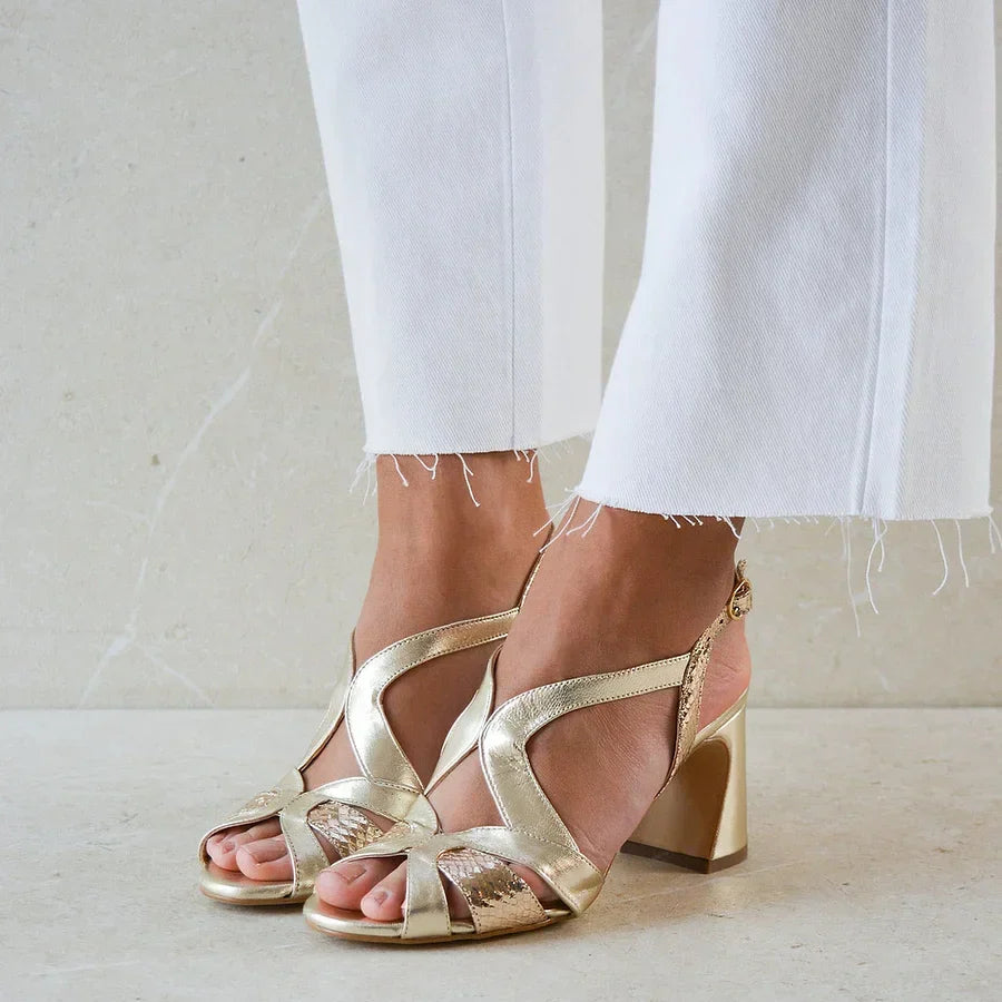 Talons larges cut-out peep toe brillants au design irrégulier