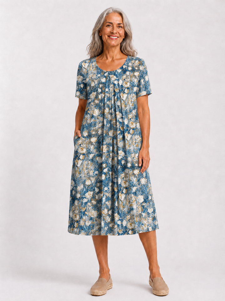 Robe Georgina à imprimé floral bleu clair présentée en studio