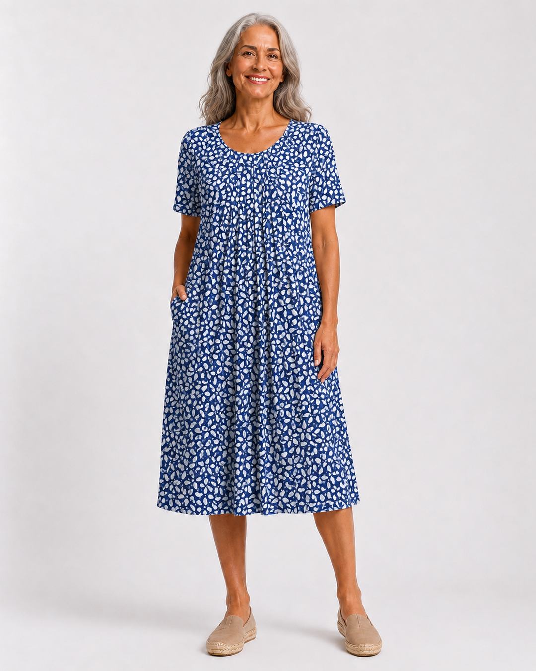 Robe Georgina bleue à motif blanc présentée en studio