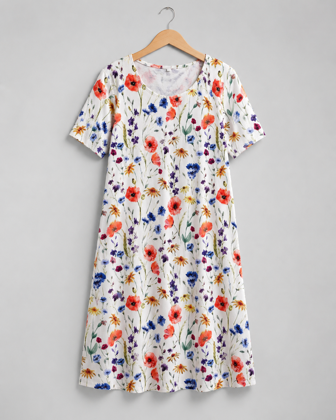 Détails de la robe Georgina florale rouge avec encolure, plis et poches