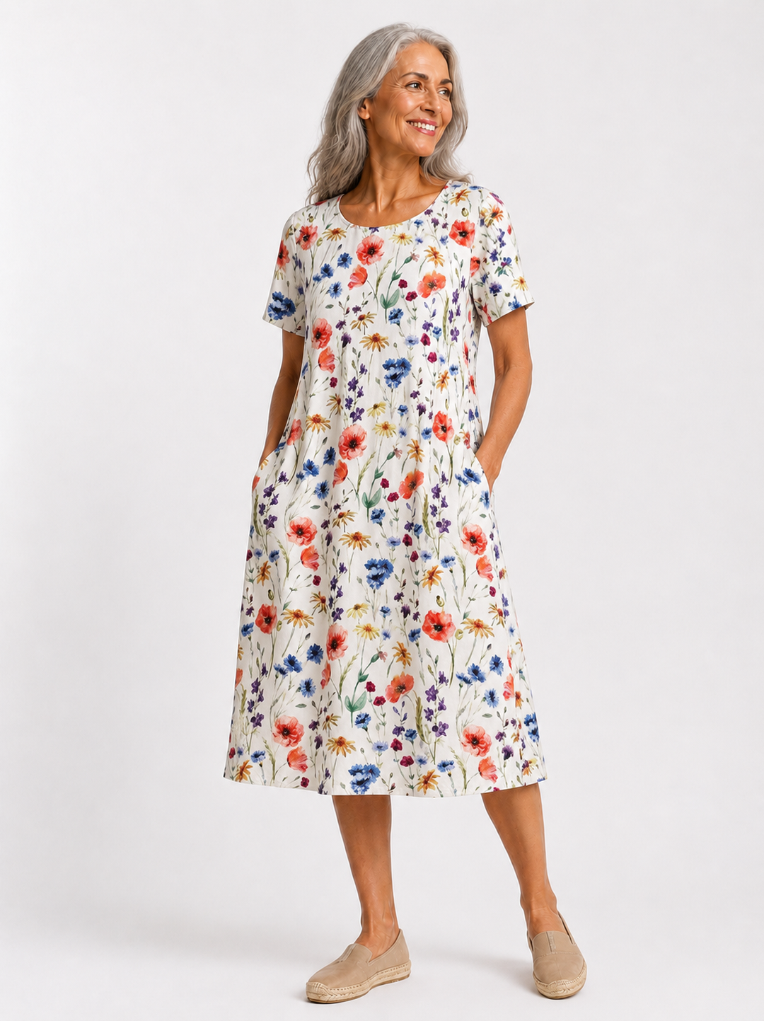 Robe Georgina à imprimé floral rouge portée par une femme mature