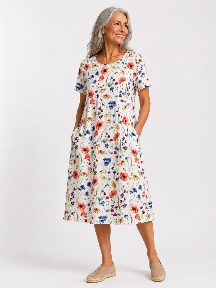 Robe Georgina à imprimé floral rouge portée par une femme mature