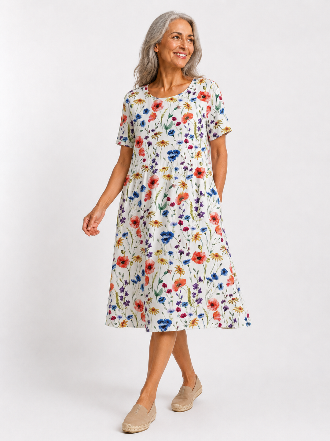 Robe Georgina à imprimé floral rouge présentée sur un cintre en bois