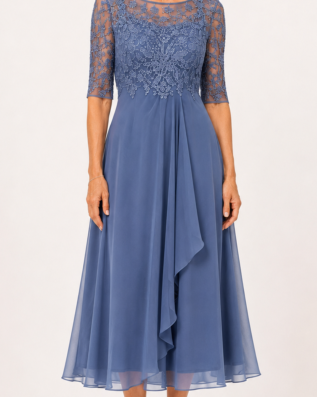 Robe Rondae bleue : dentelle, taille et jupe en vue rapprochée