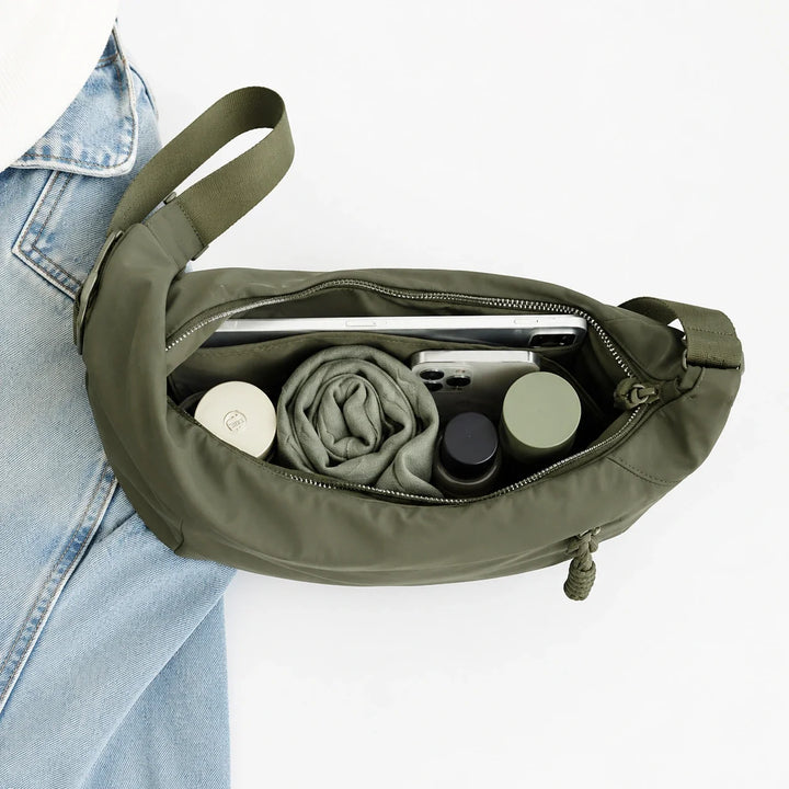 Sac à bandoulière vert olive – vue intérieure avec accessoires